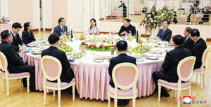 Quan chức Hàn Quốc khuyên ông Kim Jong-un bỏ thuốc lá