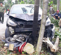 Sau cú tông trực diện, ôtô và xe máy bốc cháy dữ dội