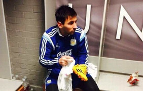 Man Utd lấy ảnh Messi tự lau giày để giáo dục cầu thủ