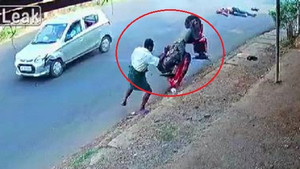 Clip: Ô tô đâm văng xe máy, người đi bộ thoát chết thần kỳ