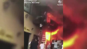 Mỹ: Nhà cháy ngùn ngụt, hàng loạt trẻ em leo ra ban công tìm cách thoát thân