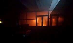 Cháy kho bánh ở TP.HCM, lửa lan nhanh, khét lẹt