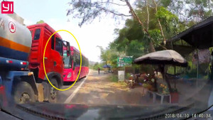 Clip: Xe khách lấn làn, vượt ẩu ngay khúc cua bị xe bồn chặn đầu, thi gan