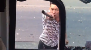 Nhóm côn đồ chặn xe, đánh dằn mặt tài xế không cho bắt khách ở Đồng Nai