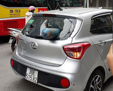 Bình khí ‘từ trên trời rơi xuống', xuyên thủng ô tô trên phố Hà Nội: Xử lý thế nào?