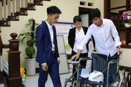 Hai học sinh chế tạo 'xe lăn leo cầu thang'