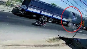Clip: Khoảnh khắc xe tải tông đuôi xe đầu kéo thảm khốc ở Bình Thuận