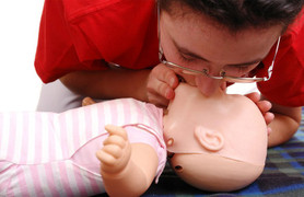 Con ngã xuống bùn, cha kiên nhẫn cứu sống con một cách thần kỳ