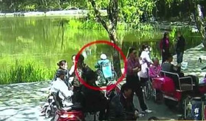 Clip: Giúp việc lơ là, cụ bà 90 tuổi ngồi xe lăn trôi tuột xuống hồ nước