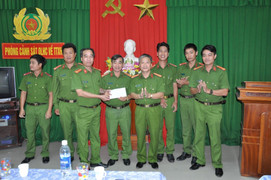 Bắt nhóm côn đồ dùng mã tấu chặn xe, cướp tài sản