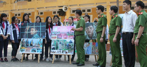 Ảnh: Học viên cảnh sát về trường học phổ biến tác hại ma túy