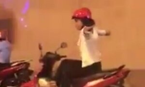 Cô gái vắt chân, buông 2 tay 'diễn xiếc' trên xe máy trong hầm Kim Liên