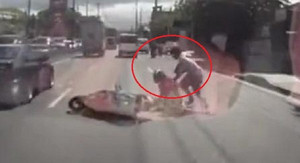 Clip sốc: Bị xe máy đâm, người đi bộ rút súng bắn gục tài xế