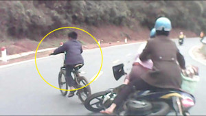 Clip: Bé trai đạp xe quay đầu như chốn không người, đốn ngã 2 người đi xe máy