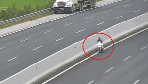 Clip: Xe máy chạy ngược chiều vào làn 120 km/h trên cao tốc Hà Nội - Hải Phòng