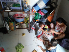 Cám cảnh gia đình bán hết tài sản tìm con, cả nhà ăn cơm chan nước mắm