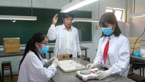 Cho sâu ăn rác thải nhựa: Sáng kiến độc, lạ của 2 nữ sinh lớp 9 Nha Trang