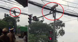 Clip: Bị CSGT thu xe, nam thanh niên leo lên cột đèn giao thông ăn vạ