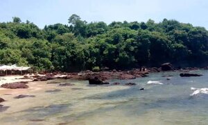 Rủ nhau tắm biển, 2 học sinh lớp 10 bị sóng cuốn trôi