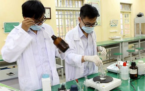 Hai nam sinh chế tạo đầu dò nano ứng dụng trong diệt tế bào ung thư