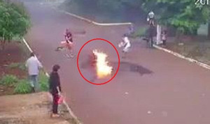 Clip: Tông trúng chó thả rông, xe máy văng ra đường, cháy ngùn ngụt