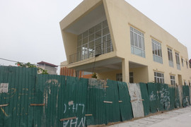 Video: Trạm y tế chục tỷ bỏ không, trở thành nơi trồng rau, phóng uế ở Hà Nội