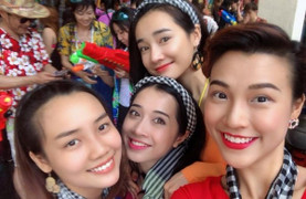 Mặc Trường Giang truyền nước biển, Nhã Phương cùng Ái Phương vui vẻ bên hội bạn ở Thái Lan
