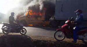 Clip: Container cháy ngùn ngụt, nổ dữ dội, ô tô, xe máy vẫn liều lĩnh đi sát