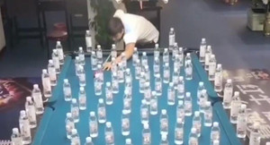 Clip: Cơ thủ billiard biểu diễn siêu đẳng khiến người xem trầm trồ