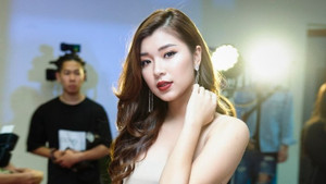 Á quân 'The Face 2017' Đồng Ánh Quỳnh quyến rũ khi đi làm giám khảo