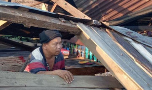 Gió lốc thổi bay hàng trăm mái nhà dân ở Đắk Lắk