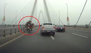 Clip: Xe máy chở cây cảnh chạy ngược chiều kiểu 'cảm tử' trên cầu Nhật Tân