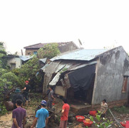 Video: Hàng trăm ngôi nhà ở Đắk Lắk bị gió lốc cuốn tốc mái