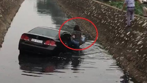 Clip: Nữ tài xế lái ô tô bay xuống mương nước đen ngòm ở Hà Nội