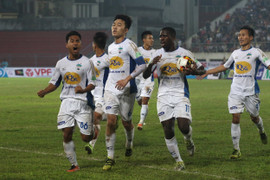 Xuân Trường sút phạt đẳng cấp, thủ môn sững sờ nhìn bóng vào lưới