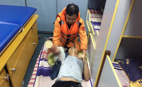 Cứu nạn khẩn một thuyền viên bị mất tay khi đang hành nghề trên biển