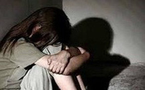 Tạm giữ thầy giáo nghi dâm ô một số học sinh lớp 3 ở Hà Nội