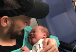 David Silva rưng rưng khoe món quà kỳ diệu hơn cả chức vô địch Ngoại hạng Anh