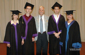 Người thầy không biết đọc vẫn đi dạy suốt 17 năm