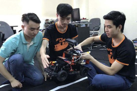 Nhóm sinh viên Trường ĐH Công nghệ Hà Nội mê làm xe tự hành