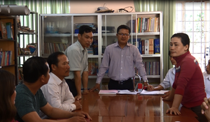 Kiểm điểm thầy giáo cầm tay nam sinh chạm vào vùng ngực nữ sinh