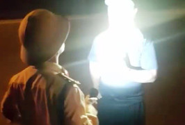 Điều chuyển công tác CSGT rọi đèn pin về phía người quay phim