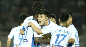 Siêu phẩm vòng 5 V-League: Xuân Trường so tài đá phạt với cầu thủ Nam Định