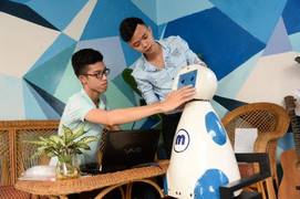 Nhóm sinh viên chế tạo robot phục vụ gia đình