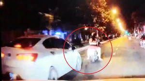 Clip: Xe máy kẹp 3 lạng lách, tạt đầu ô tô, bị tài xế dạy bài học nhớ đời