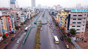 Clip: Rào 300m 'đường cong mềm mại' ở Hà Nội để thi công vành đai 2