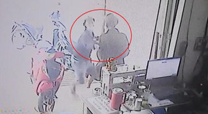 Clip: Trộm điện thoại ở tiệm cầm đồ, bị bắt ngay tại trận