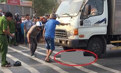 Xe máy tông xe tải, người đàn ông chết thảm dưới bánh xe
