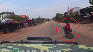 Clip: Phụ nữ đi xe máy đột ngột sang đường, ô tô đánh lái xoay 180°