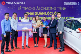 Trần Anh trao thưởng xe hơi trị giá 600 triệu đồng cho khách hàng may mắn